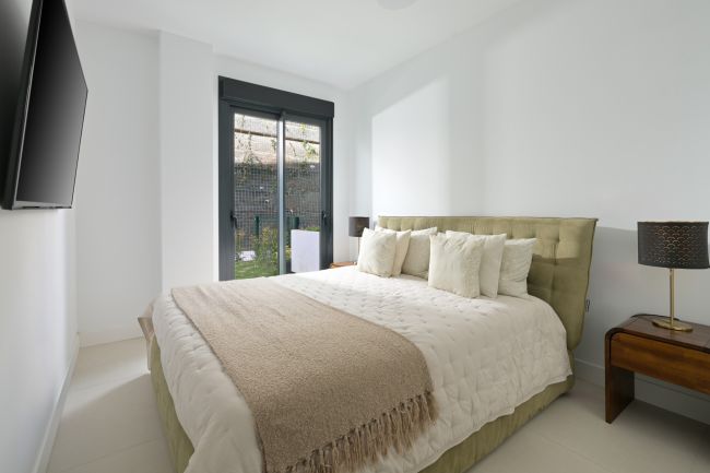 Moderne Leilighet på Bakkeplan med Privat Hage i Fuengirola