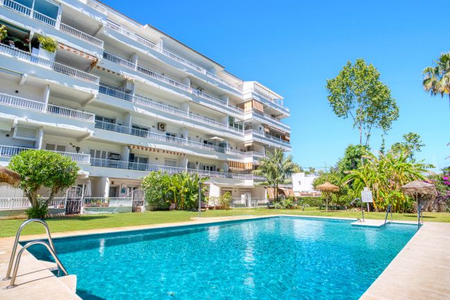 Fullt renoverad, söderläge en sovrumslägenhet i Río Verde, på Marbellas prestigefyllda Golden Mile.