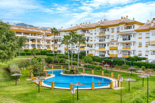 Charmig tre sovrum, bottenvåning lägenhet ligger i den eftertraktade gemenskapen Pinos de Nagüeles, i Marbellas prestigefyllda Golden Mile