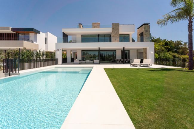 Elegant Villa with Sea and Golf Views in Nueva Andalucia, Marbella