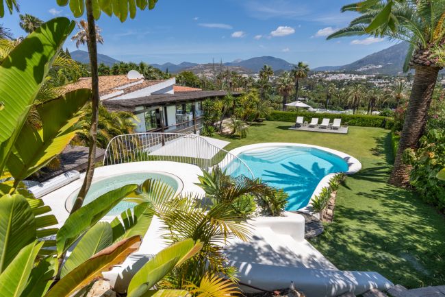 Elegant villa i balinesisk stil med gästlägenhet i Nueva Andalucía