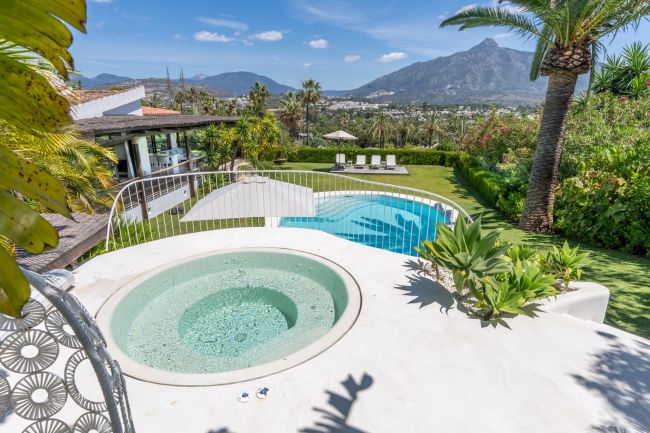 Villa til salgs i Las Brisas, Nueva Andalucia