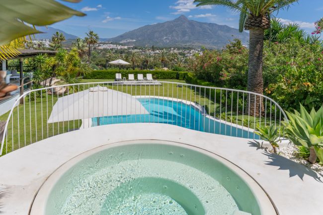 Villa til salgs i Las Brisas, Nueva Andalucia