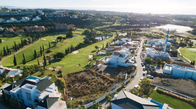 Erstklassige Golfgrundstücke in erster Reihe in Los Flamingos Golf, Benahavís
