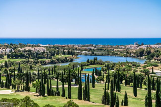 Førsteklasses tomter på første linje mot golfbanen i Los Flamingos Golf, Benahavis