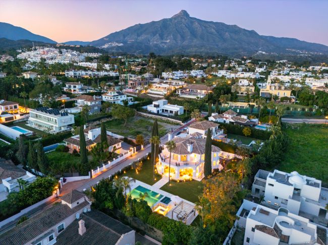 Exquisite Five-Bedroom Luxury Villa in Nueva Andalucia, Marbella