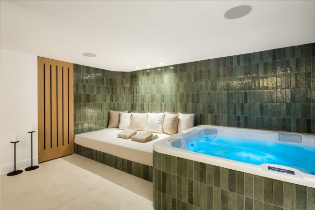 Exquisite Five-Bedroom Luxury Villa in Nueva Andalucia, Marbella