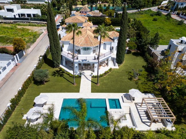 Exquisite Five-Bedroom Luxury Villa in Nueva Andalucia, Marbella