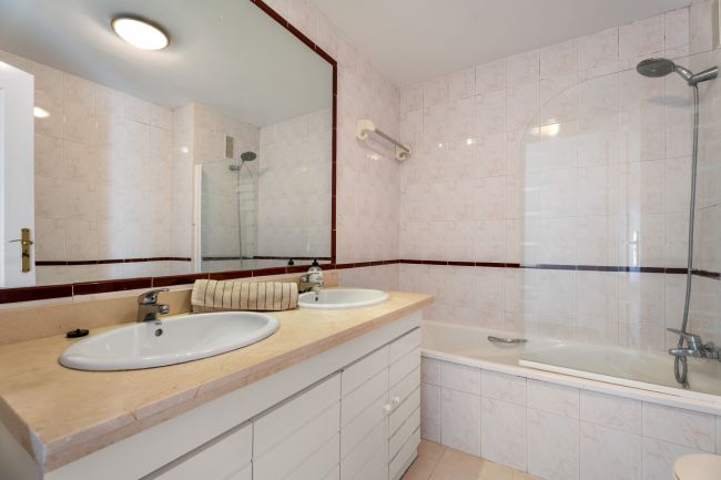 Leilighet med 2 soverom i nærheten av Torrequebrada Golf & Gåavstand til stranden