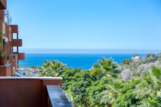 Schönes zwei Schlafzimmer, südwestlich Wohnung in La Reserva de Marbella; mit Meerblick