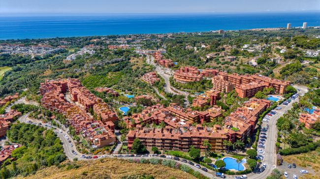 Lovely two bedroom, south west facing apartment in La Reserva de Marbella; with sea views