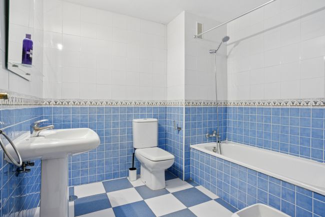 Lovely two bedroom, south west facing apartment in La Reserva de Marbella; with sea views