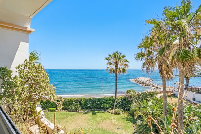 Exklusiv två sovrum söderläge lägenhet med havsutsikt i La Herradura, Marbella