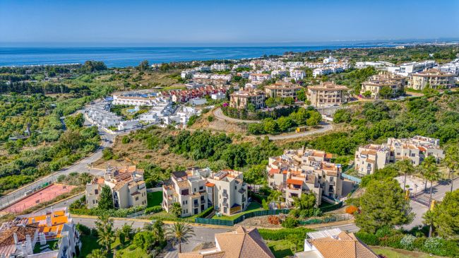 Rymlig tre sovrum, sydväst mot lägenhet i gated community Ribera Luar, Estepona med stor privat trädgård