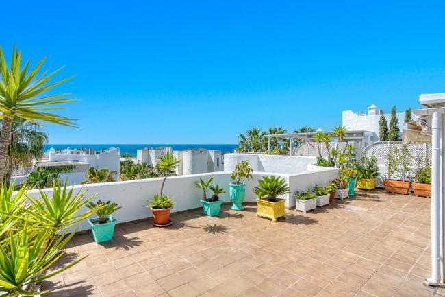 Impressive three bedroom, south facing duplex penthouse in the well-known and gated community Marbella Real