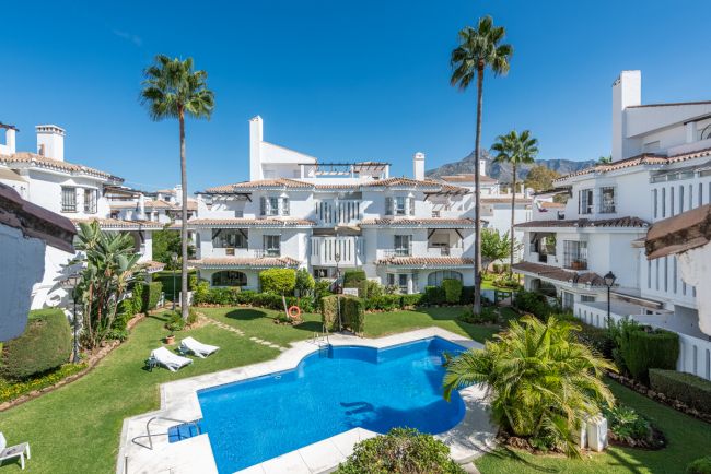Moderne duplex penthouse med fantastisk utsikt i Los Naranjos de Marbella