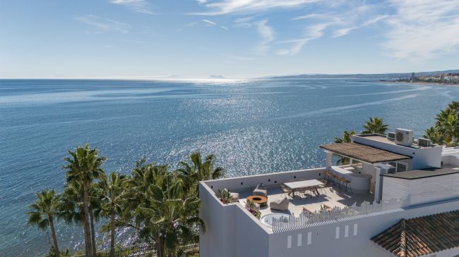 Opplev Estepona på sitt aller beste – Fantastisk toppleilighet med panoramautsikt over havet