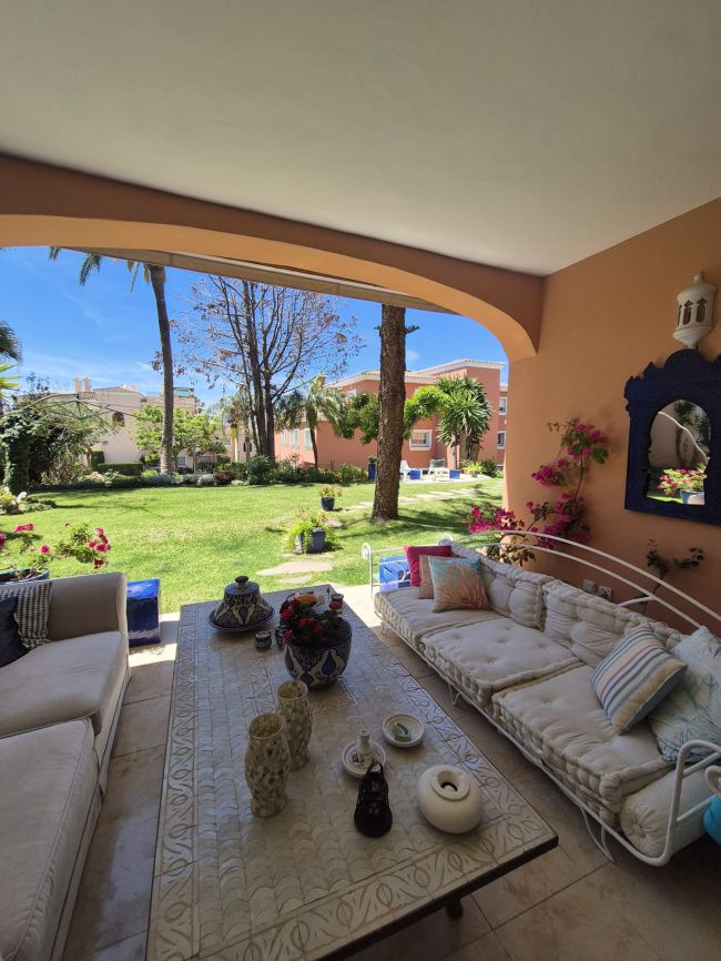 Spacious Ground-Floor Apartment with Private Garden in Park Beach