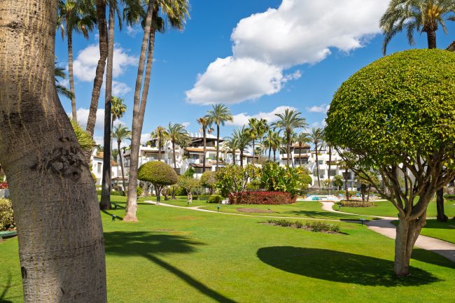 Spektakulær, romslig og renovert leilighet i første etasje i strandnær urbanisasjon i Estepona.