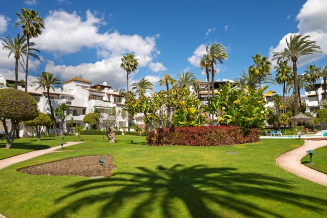 Spektakulær, romslig og renovert leilighet i første etasje i strandnær urbanisasjon i Estepona.