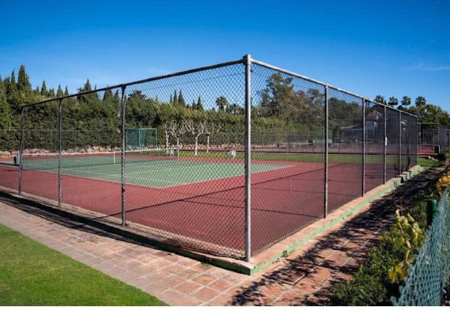 Spektakulær, romslig og renovert leilighet i første etasje i strandnær urbanisasjon i Estepona.