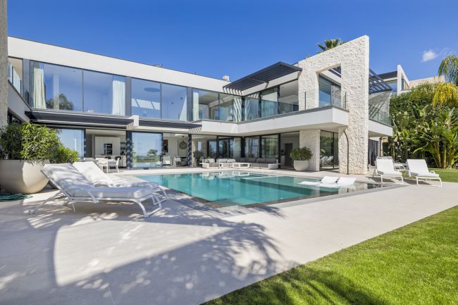 FRONTLINE GOLF - Newly built contemporary villa situated in the prestigious urbanization of La Alquería