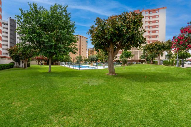 Bright renovated flat just 500 m from Fuengirola beach. 2 bedrooms + dining room, 2 bathrooms, spacious kitchen, balcony, and communal areas with pool and sports court. Second floor with lift.