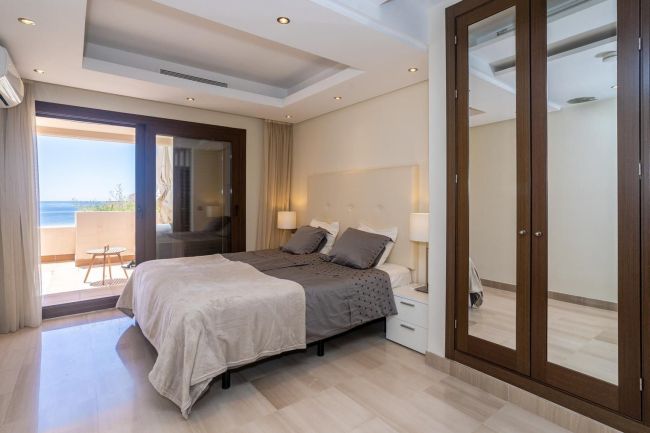 Luksus penthouse rett på stranden i Bahia de la Plata, Estepona
