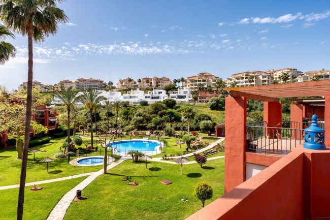 Welcome to this fantastic duplex penthouse located next to Mijas Golf!
