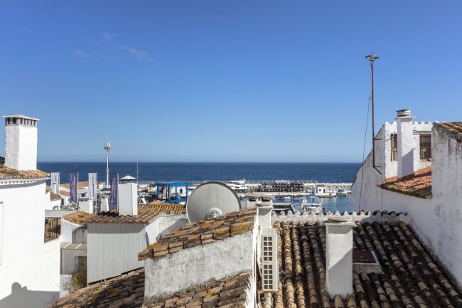 Lyxig tvårumslägenhet med havs- och marinavyer i Puerto Banús, Marbella