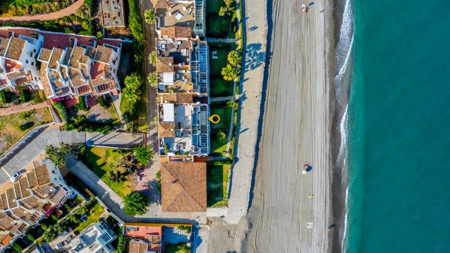 Komplett renovierte 3-Zimmer-Wohnung in erster Strandlinie in Estepona