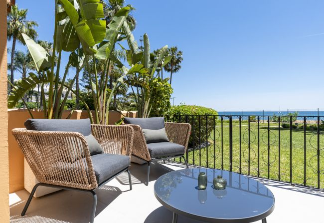 Första LINE BEACH - Beachfront Lägenhet i Riviera Andaluza, Estepona