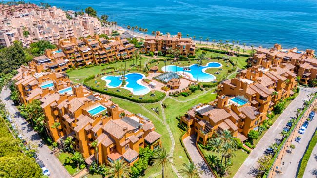 Beautiful beach front, south facing four bedroom apartment located in Los Granados del Mar on the New Golden Mile