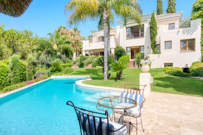 Elegant Six Bedroom, South-Facing Villa i Prestigious Lomas de Marbella Club