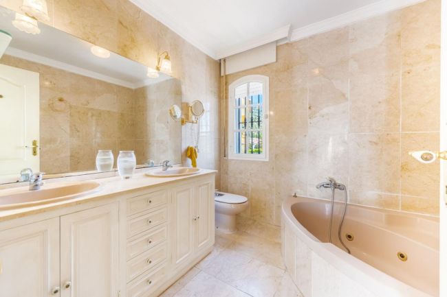 VILLA I CENTRE AV MARBELLA - 8 BEDROOMS