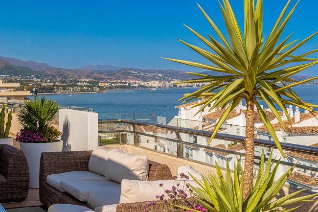 An exceptional 3-bedroom penthouse in the heart of Puerto Banús, offering one of the best terraces and panoramic views in the area.