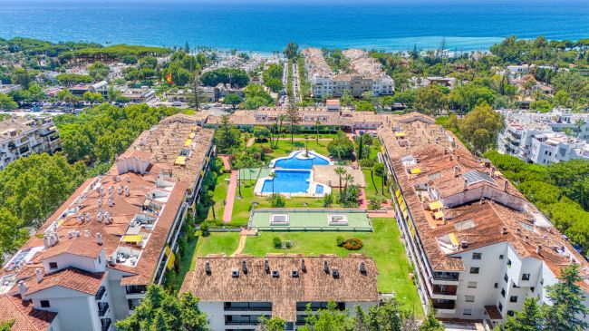 Wunderschöne Südlage. Zwei-Zimmer-Duplex-Penthouse befindet sich im begehrten Carolina Park auf Marbellas angesehene Goldene Meile