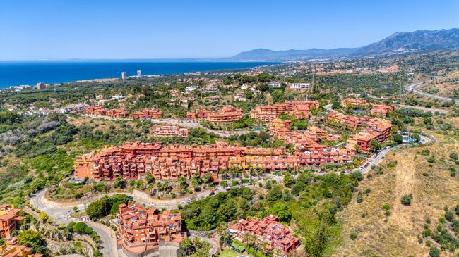 Vackert renoverad, sydvästläge, två sovrum lägenhet ligger i bostadsområdet Reserva de Marbella