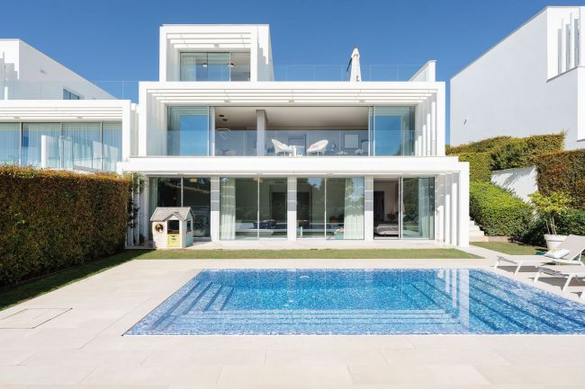 Contemporary Frontline Golf Villa with Panoramic Views in La Reserva, Sotogrande