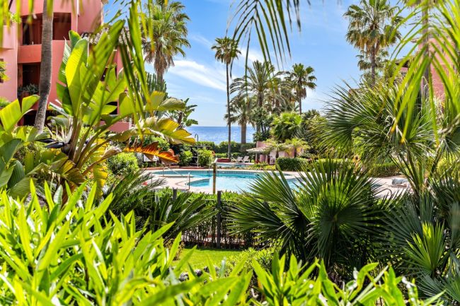 Immaculate tre sovrum västerut mot bottenvåningen lägenhet i den prestigefyllda och gated stranden gemenskap Menara Beach