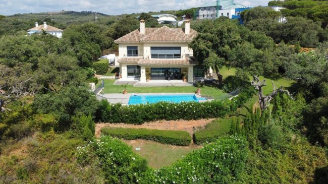 Elegante Villa mit fünf Schlafzimmern und Panoramablick auf Golfplatz und Berge in Sotogrande Alto