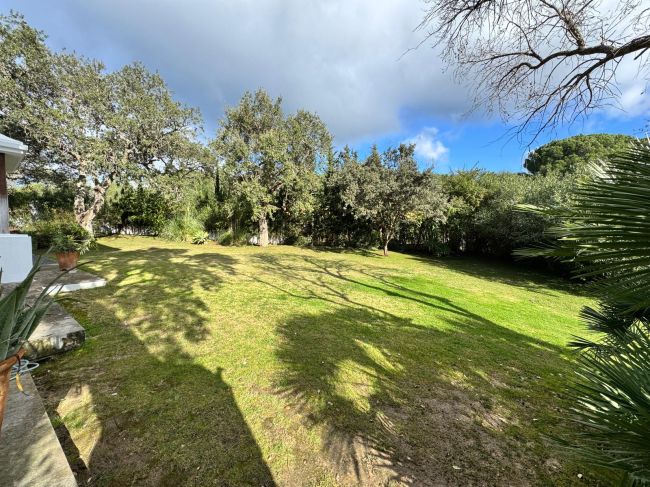 Elegant fem-roms villa med panoramautsikt over golfbane og fjell i Sotogrande Alto