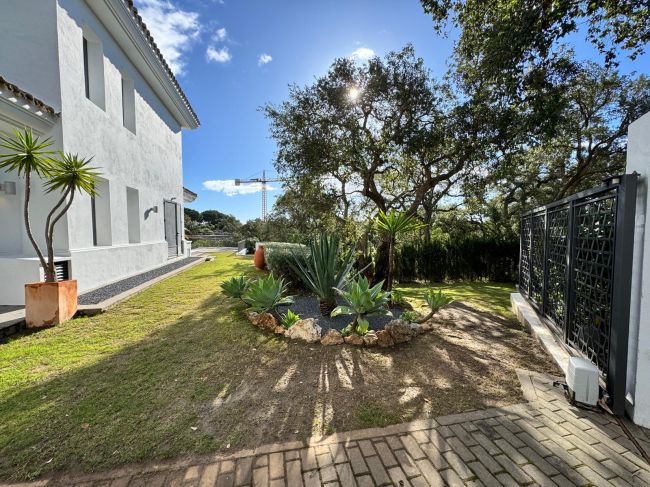 Elegant fem-roms villa med panoramautsikt over golfbane og fjell i Sotogrande Alto