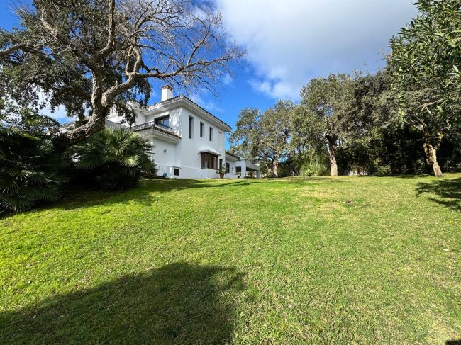 Elegant fem-roms villa med panoramautsikt over golfbane og fjell i Sotogrande Alto