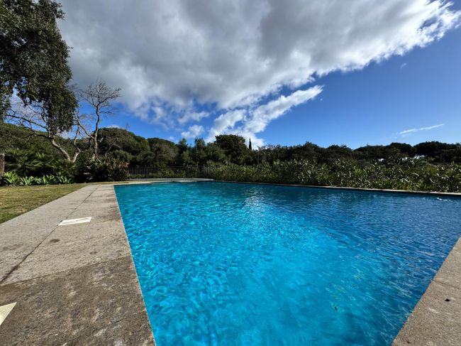 Elegant fem-roms villa med panoramautsikt over golfbane og fjell i Sotogrande Alto