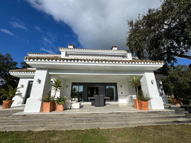 Elegant fem-roms villa med panoramautsikt over golfbane og fjell i Sotogrande Alto