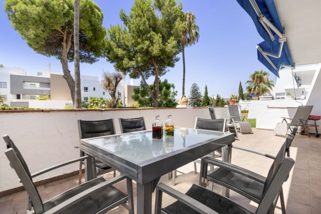 NUEVA ANDALUCIA  – WALKING DISTANCE TO PUERTO BANUS --  SPACIOUS 3-BEDROOM APARTMENT