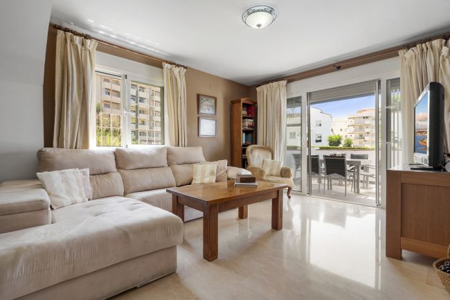 NUEVA ANDALUCIA – VELKEN DISTANCE TIL PUERTO BANUS -- SPACIUS 3-BEDROOM BOLIG