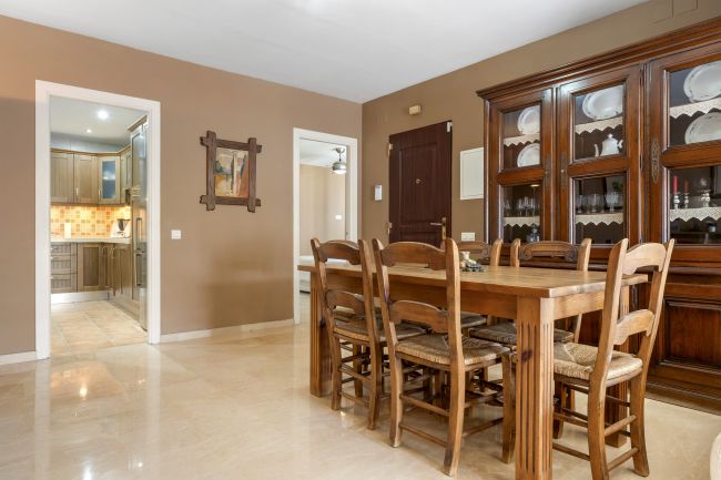 NUEVA ANDALUCIA – VELKEN DISTANCE TIL PUERTO BANUS -- SPACIUS 3-BEDROOM BOLIG