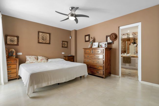 NUEVA ANDALUCIA – VELKEN DISTANCE TIL PUERTO BANUS -- SPACIUS 3-BEDROOM BOLIG